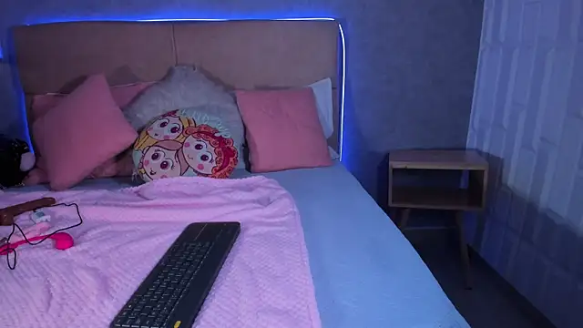 Snapshot of RoxaneBrown chatting on June 2026 07:34:01 PM RoxaneBrown online show from June 2026 07:34:01 PM