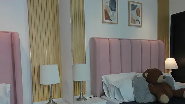 Molly Thonsonn online show from April 2026 03:35:02 AM