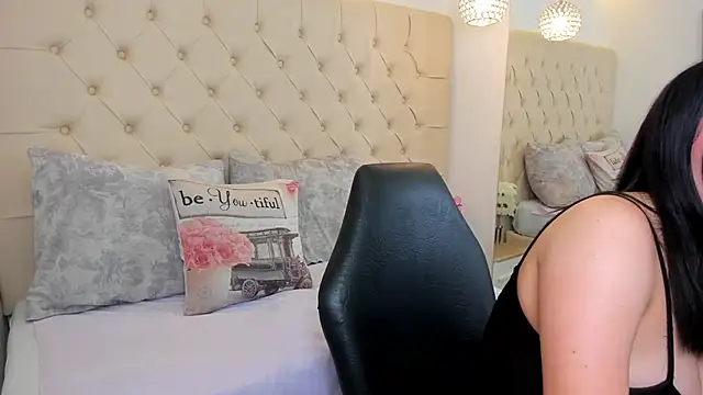 luna bloomm  online show from April 2026 04:49:02 AM