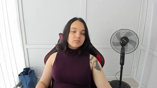 Snapshot of Caroline_cutte chatting on June 2026 07:00:01 AM Caroline cutte online show from June 2026 07:00:01 AM