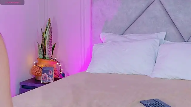 EmmaWilliammss online show from June 2026 06:52:01 PM