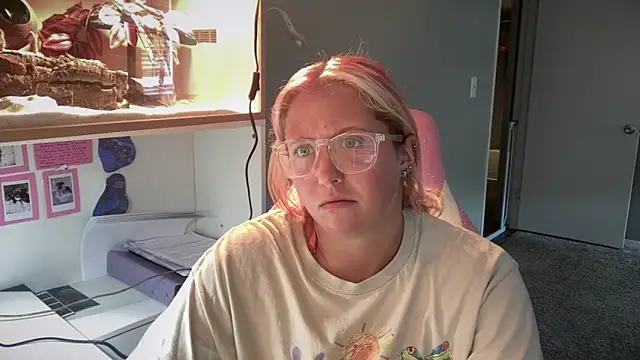Snapshot of MUSCLEMOMMY1365 chatting on May 2026 03:53:02 PM MUSCLEMOMMY1365 online show from May 2026 03:53:02 PM
