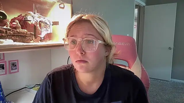 Snapshot of MUSCLEMOMMY1365 chatting on June 2026 06:12:01 PM MUSCLEMOMMY1365 online show from June 2026 06:12:01 PM