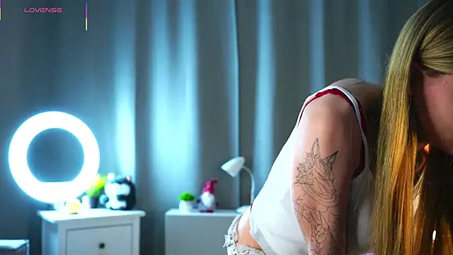 LesleeOpenshaw online show from April 2026 06:10:01 PM