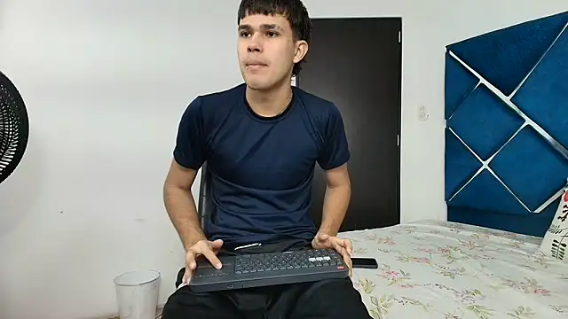 Snapshot of EdwinBoys chatting on June 2026 01:10:02 PM EdwinBoys online show from June 2026 01:10:02 PM