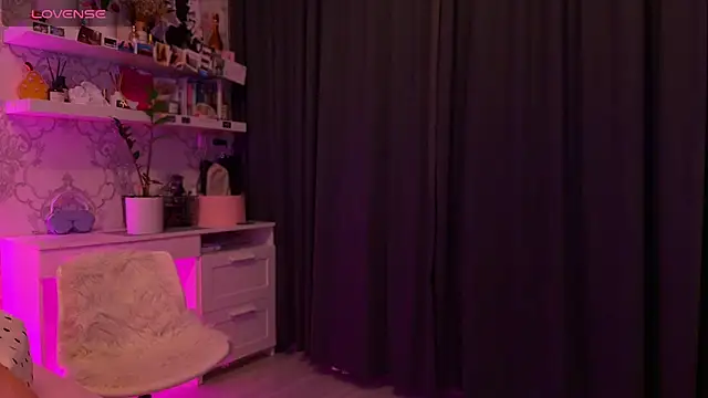 Snapshot of MyNaomi chatting on May 2026 05:09:01 PM MyNaomi online show from May 2026 05:09:01 PM