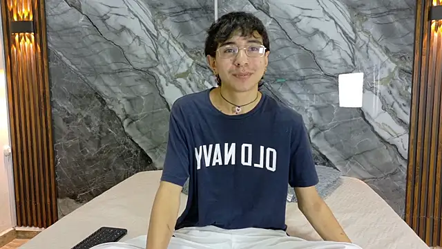 Snapshot of NoahWalker__ chatting on May 2026 11:06:01 AM NoahWalker online show from May 2026 11:06:01 AM