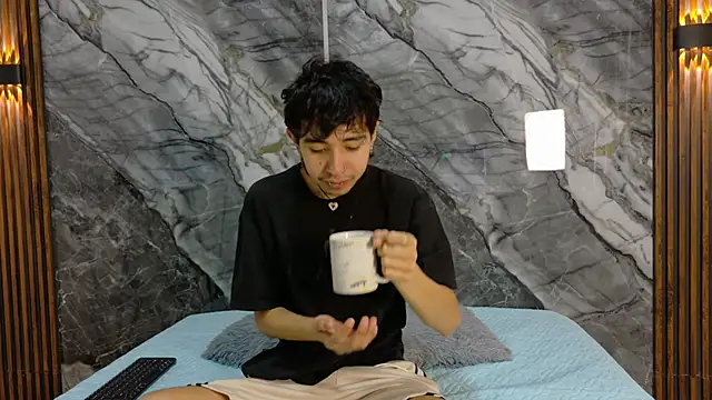 Snapshot of NoahWalker__ chatting on May 2026 11:04:02 AM NoahWalker online show from May 2026 11:04:02 AM