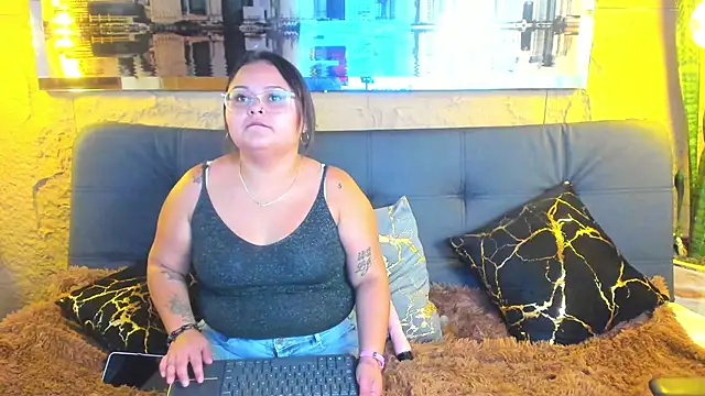 Luna  Cortez online show from April 2026 02:38:01 PM