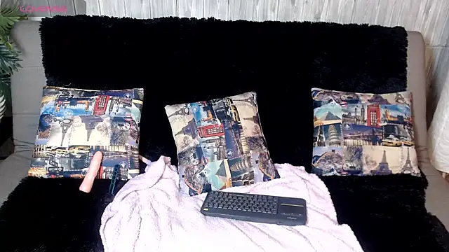 Luna  Cortez online show from April 2026 12:58:02 PM