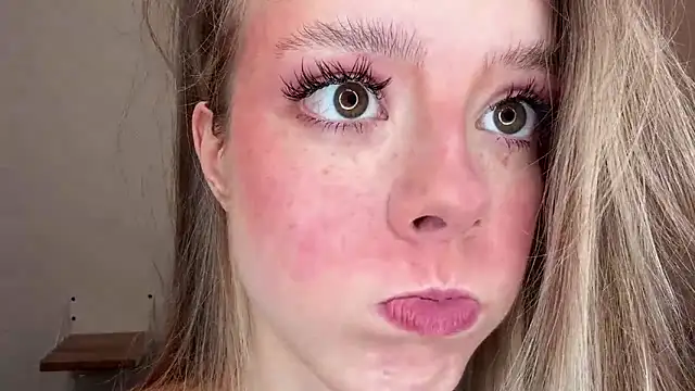 Snapshot of Catrinee chatting on May 2026 04:47:01 PM Catrinee online show from May 2026 04:47:01 PM