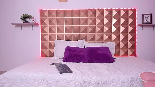 Naughty Kat  online show from April 2026 03:39:01 AM