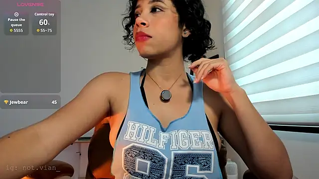 Laena Castillo online show from April 2026 07:07:02 PM