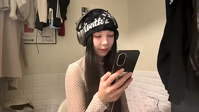 LeonoreCriger online show from April 2026 01:43:02 PM