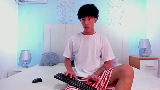 NoahBull19 online show from April 2026 09:39:01 PM