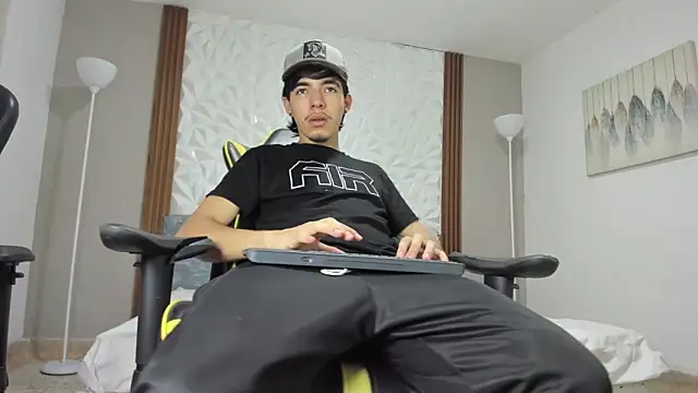 Cris yz online show from April 2026 10:10:02 PM