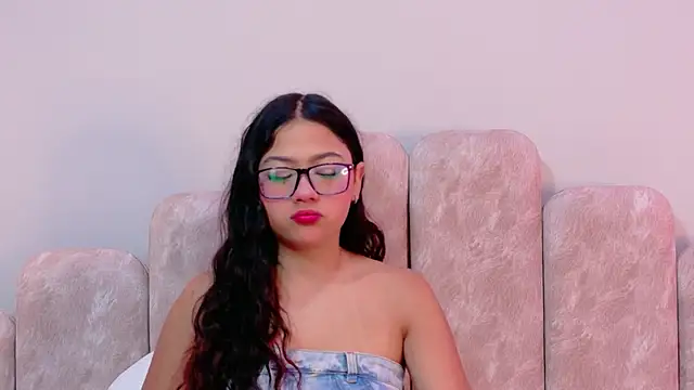 Snapshot of Emma-Rosse- chatting on May 2026 02:04:01 PM Emma-Rosse- online show from May 2026 02:04:01 PM