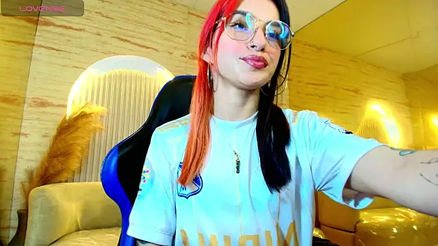 Snapshot of Moon_Red_r chatting on May 2026 12:46:01 PM Moon Red r online show from May 2026 12:46:01 PM