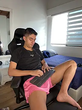 Simoonn8 online show from April 2026 03:40:02 PM