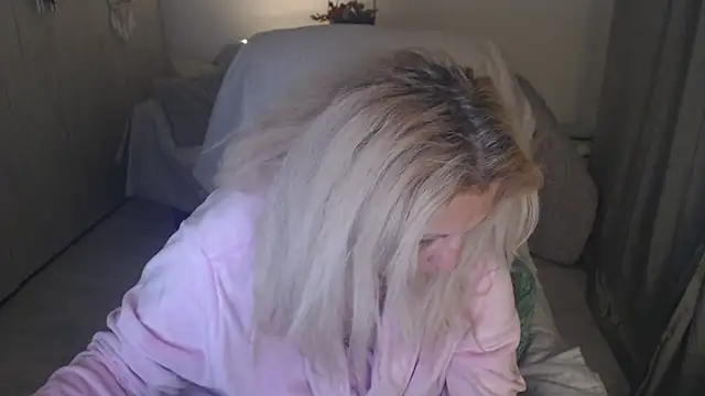 Divineblond online show from April 2026 08:03:02 PM