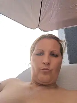 Snapshot of Divineblond chatting on June 2026 12:44:02 PM Divineblond online show from June 2026 12:44:02 PM
