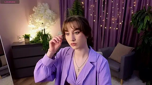Snapshot of LouiseEvans chatting on April 2026 11:37:01 AM LouiseEvans online show from April 2026 11:37:01 AM