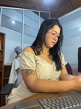 Chloe Thomsoon  online show from May 2026 11:50:02 AM