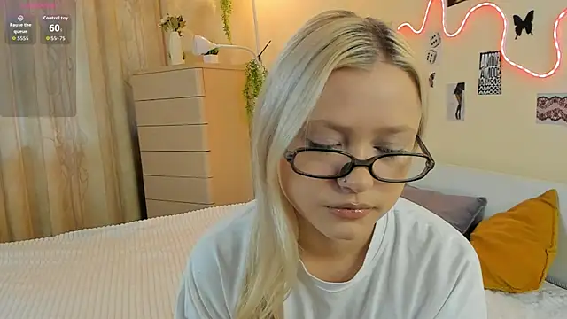 Snapshot of MidnightPoise chatting on May 2026 05:24:01 AM MidnightPoise online show from May 2026 05:24:01 AM