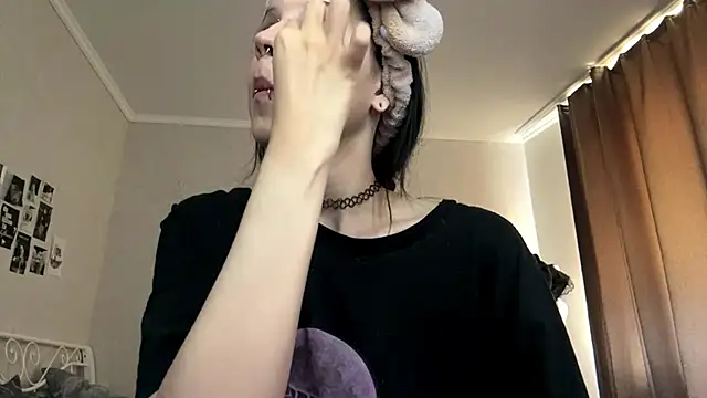 Snapshot of LouisePavlides chatting on June 2026 12:14:02 PM LouisePavlides online show from June 2026 12:14:02 PM