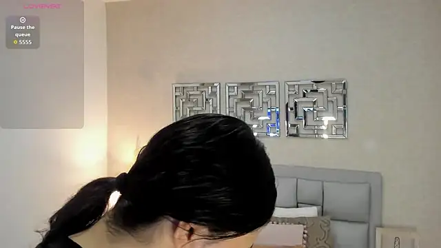 sofia  thompson online show from May 2026 01:02:04 AM