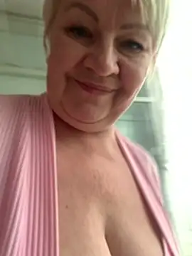 Snapshot of Laura_Miillf chatting on May 2026 04:25:02 PM Laura Miillf online show from May 2026 04:25:02 PM