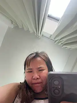 Snapshot of Yanzi-mm chatting on April 2026 05:44:02 AM Yanzi-mm online show from April 2026 05:44:02 AM