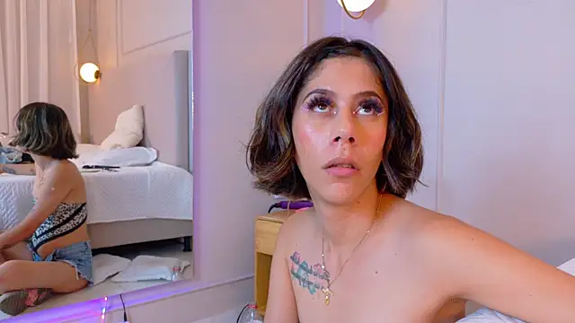 Snapshot of ZoeyPetit chatting on July 2026 02:04:01 AM ZoeyPetit online show from July 2026 02:04:01 AM