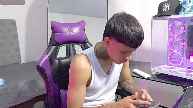 Masterjustin4444 online show from April 2026 07:56:02 PM