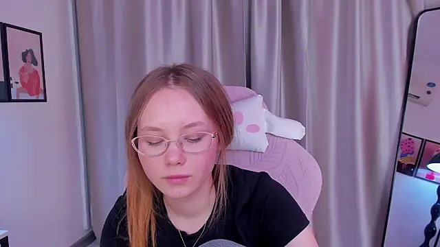 Snapshot of FloraLarsson chatting on May 2026 04:45:01 PM FloraLarsson online show from May 2026 04:45:01 PM