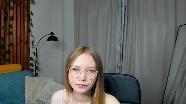 Snapshot of FloraLarsson chatting on May 2026 03:35:02 AM FloraLarsson online show from May 2026 03:35:02 AM