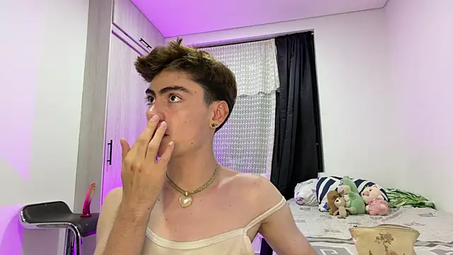 Snapshot of _peachyboy chatting on July 2026 04:18:01 AM peachyboy online show from July 2026 04:18:01 AM