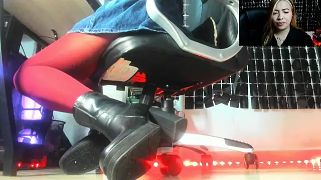 Snapshot of MissAlmaFenix chatting on June 2026 06:01:01 PM MissAlmaFenix online show from June 2026 06:01:01 PM