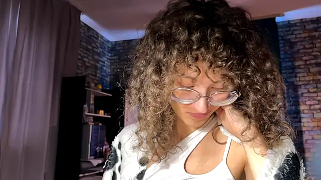 Snapshot of CurlyWinx chatting on May 2026 05:48:02 AM CurlyWinx online show from May 2026 05:48:02 AM