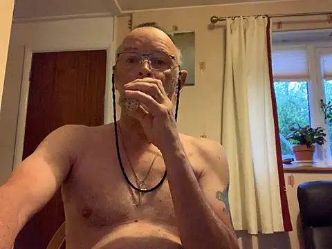 Snapshot of Moonraker64 chatting on May 2026 05:03:02 AM Moonraker64 online show from May 2026 05:03:02 AM