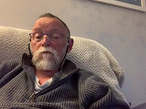 Snapshot of Moonraker64 chatting on May 2026 07:30:01 PM Moonraker64 online show from May 2026 07:30:01 PM