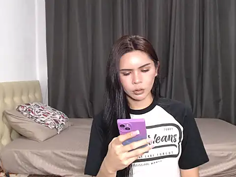 Alexandra Kenn online show from May 2026 01:17:02 PM