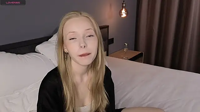 LovvieLov online show from May 2026 09:12:01 PM