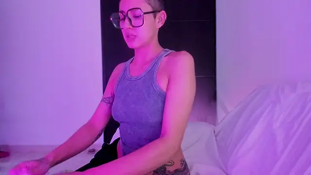 vandalovee  online show from June 2026 10:34:02 PM