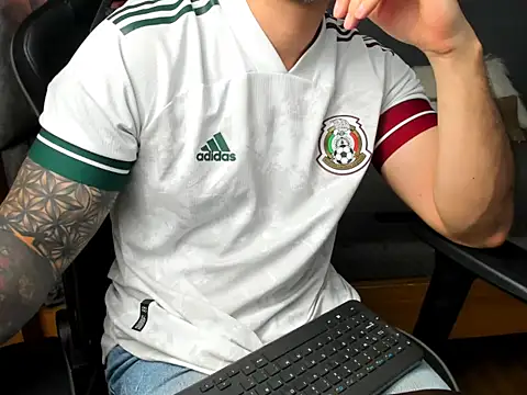 Snapshot of ZEI-001 chatting on June 2026 02:53:01 AM ZEI-001 online show from June 2026 02:53:01 AM