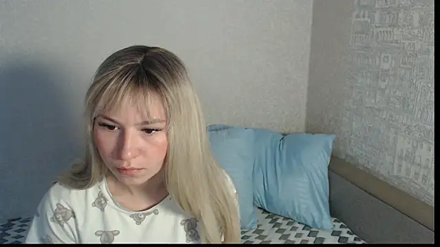 Snapshot of polly_holyy chatting on May 2026 01:23:02 AM polly holyy online show from May 2026 01:23:02 AM