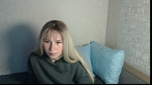 Snapshot of polly_holyy chatting on May 2026 10:41:02 AM polly holyy online show from May 2026 10:41:02 AM