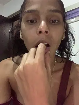Snapshot of Saray_queen1 chatting on May 2026 05:36:02 AM Saray queen1 online show from May 2026 05:36:02 AM