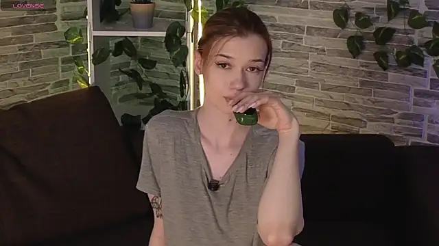 Snapshot of OliviaFoxsis chatting on May 2026 06:32:03 AM OliviaFoxsis online show from May 2026 06:32:03 AM