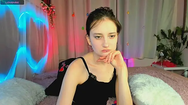 Snapshot of SummerLilaa chatting on June 2026 01:28:01 PM SummerLilaa online show from June 2026 01:28:01 PM
